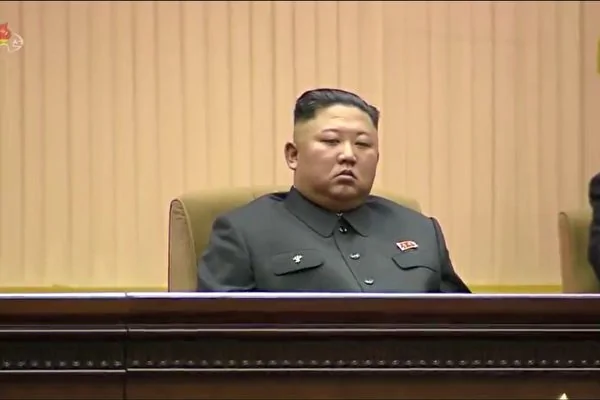 金正恩在出席前領導人金日成的追悼會上，打起了瞌睡。（朝鮮中央電視台截圖）