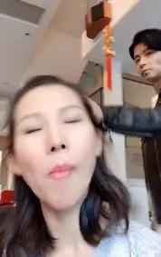 贤妻良母！蔡少芬为家人自创汉堡清楚女儿喜好，一人掌两勺超能干