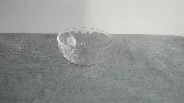 油渍溅到衣服上怎么办?用面粉加点它轻松搞定!赶紧学了用起来~