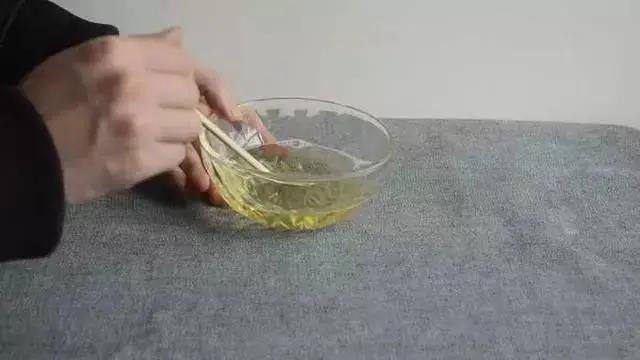 油渍溅到衣服上怎么办?用面粉加点它轻松搞定!赶紧学了用起来~