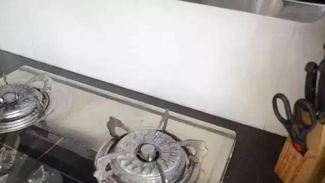 油渍溅到衣服上怎么办?用面粉加点它轻松搞定!赶紧学了用起来~