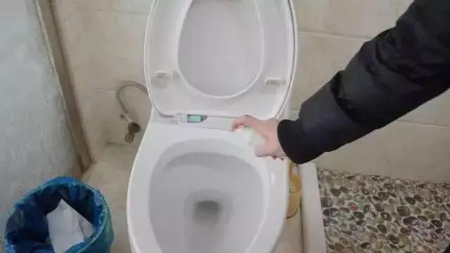油渍溅到衣服上怎么办?用面粉加点它轻松搞定!赶紧学了用起来~