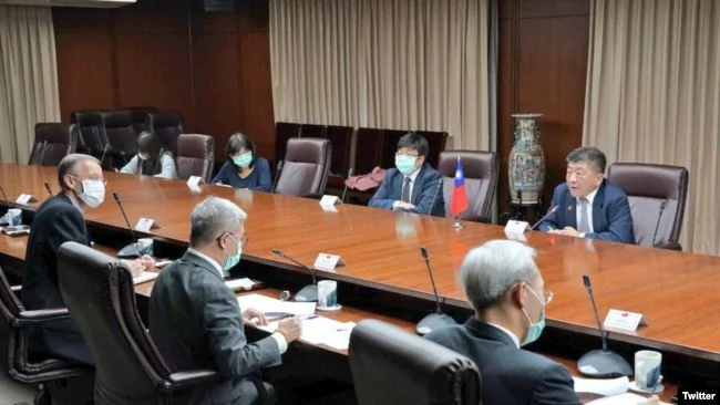 台湾卫生部长陈时中（上排右1)2020年4月27日在台湾外交部与美国卫生部长阿扎尔举行电话会议，下排左1为郦英杰(台湾外交部推特)