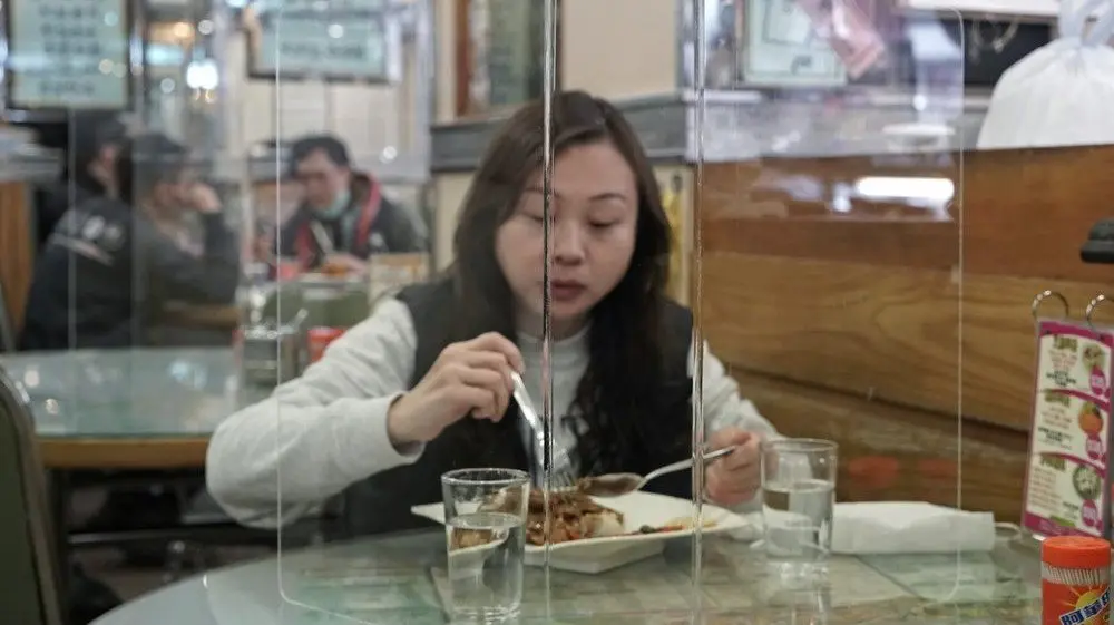 图为疫情期间在北京某餐厅内用餐的顾客