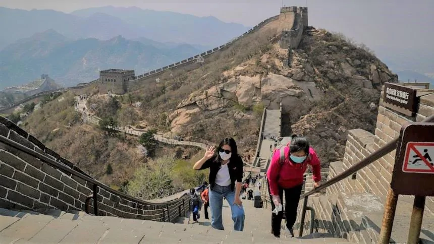 2020年4月14日，北京八达岭长城上的游客（AP/美联社）