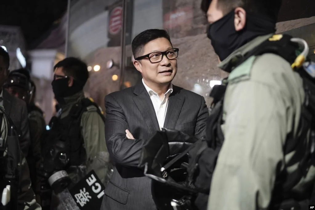 香港警务处处长邓炳强在圣诞节平安夜与执勤的警察讲话。（2019年12月24日）