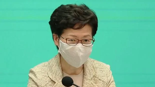 林郑月娥所配戴的「铜芯抗疫」口罩，香港市民最快要下月才有。（网络视频截图）