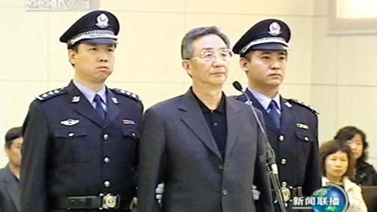 2008年3月25日，原上海市委书记陈良宇，在天津市二中院出庭受审。（央视视频截图）