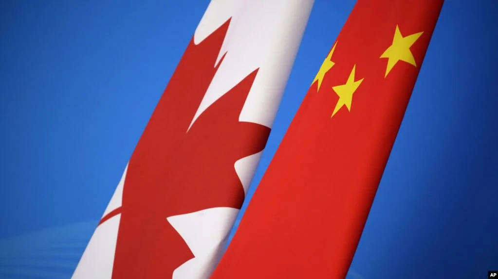 图为加拿大国旗和中国国旗。（2018年11月12日）
