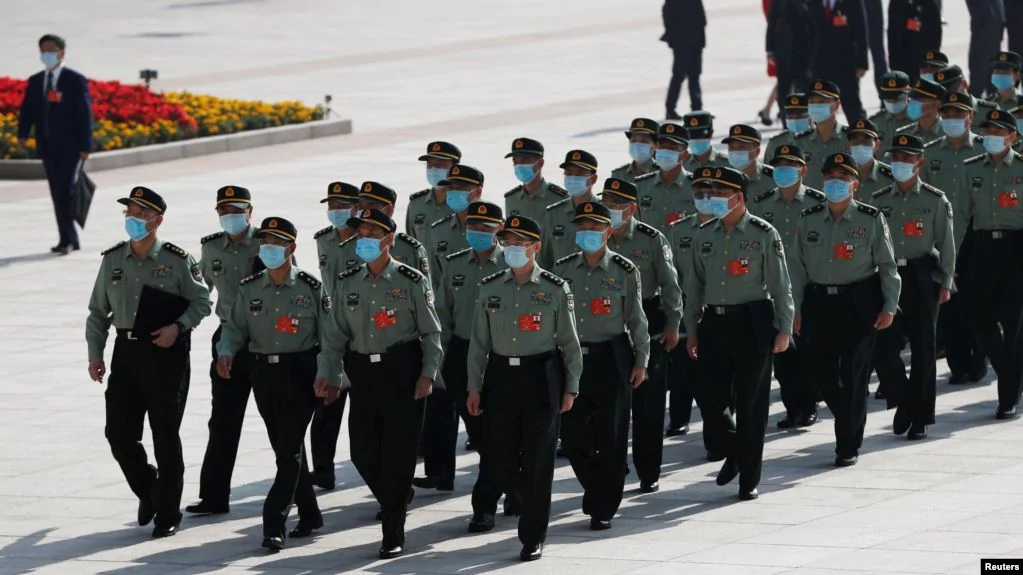 中國軍隊代表抵達北京人大會堂參加全國人大年度會議開幕式。（2020年5月22日）