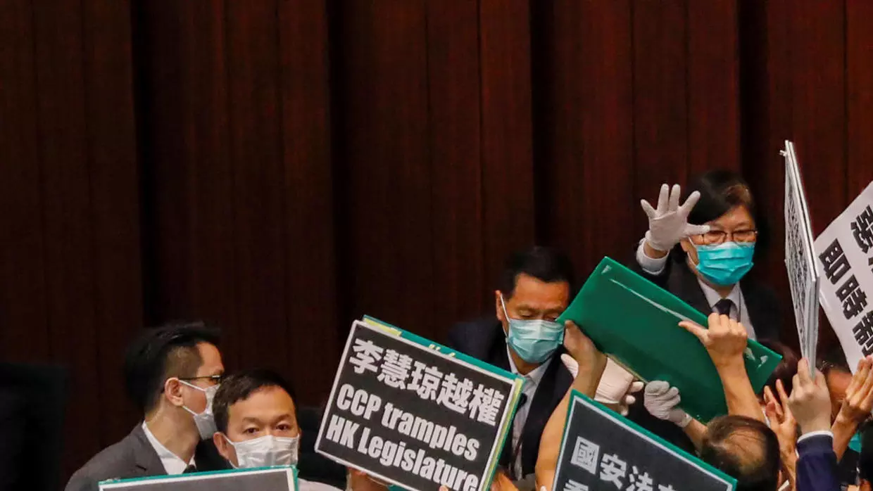 5月22日，香港民主派議員在立法會抗議港版國安法。