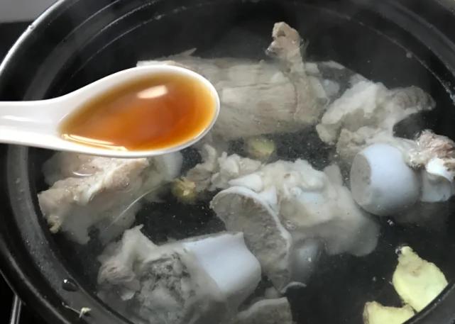 熬骨頭湯 很多人直接加水燉 就錯了 多加這1步 湯汁又香又白 4 20200528032844420