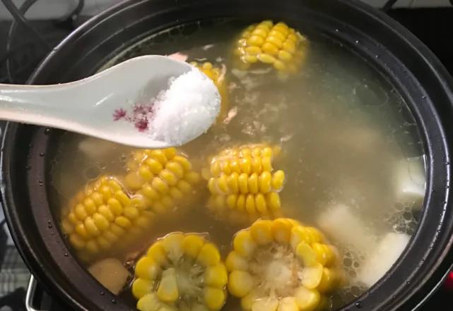 熬骨頭湯 很多人直接加水燉 就錯了 多加這1步 湯汁又香又白 5 20200528032845439