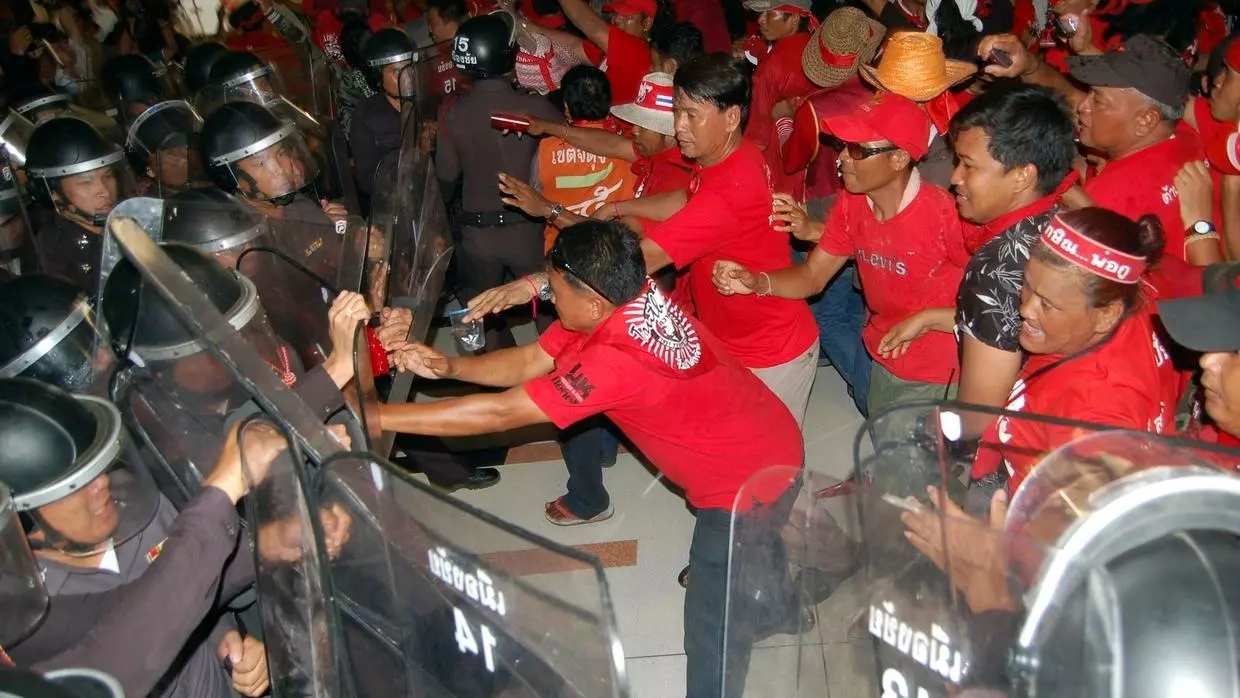 泰国红衫军与警方对峙