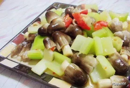 夏季美食做法推薦:木瓜桃膠牛奶 堅果燒仙草 西芹炒蘑菇 2 20200614042021995