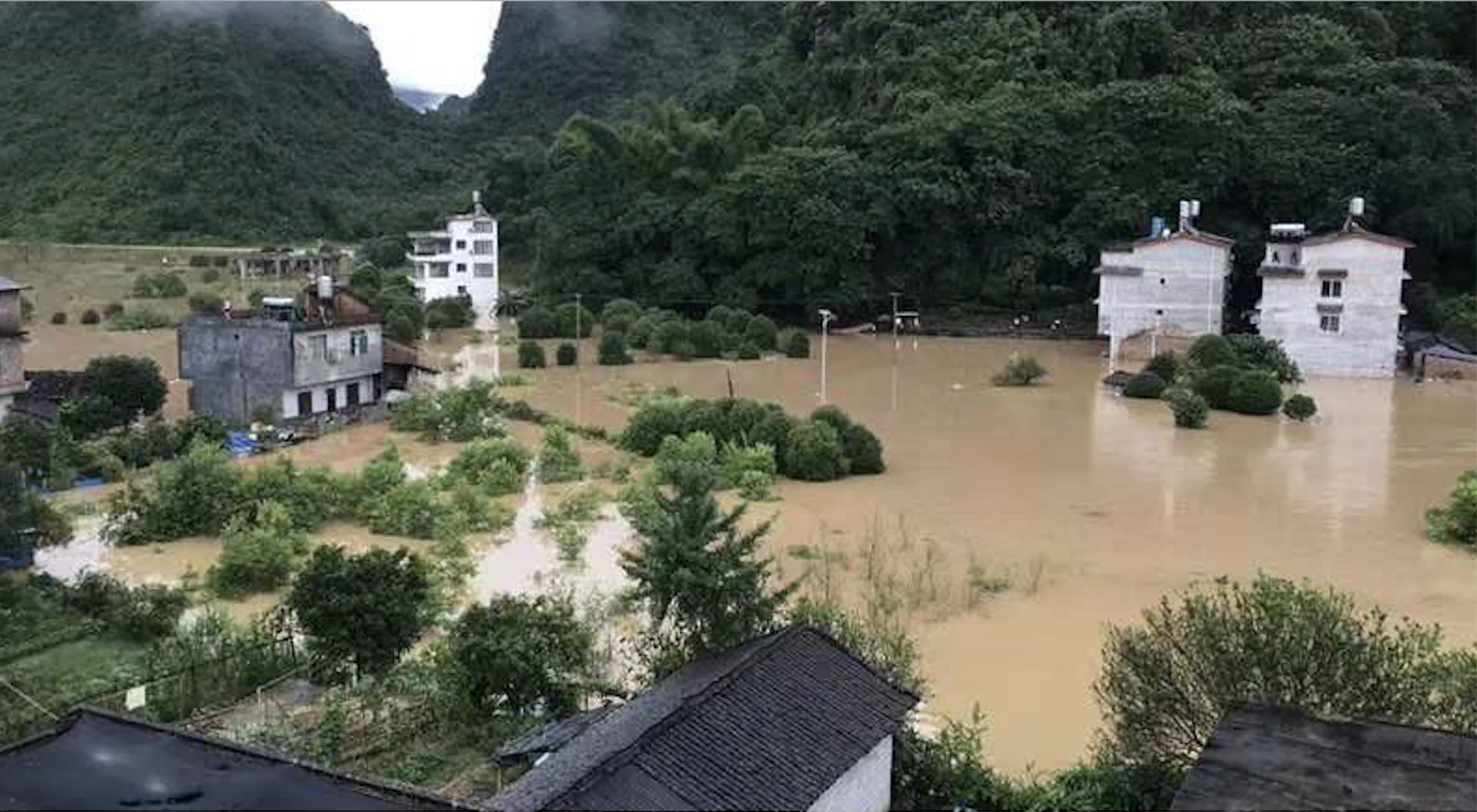广西下甲镇：暴雨引发内涝 消防紧急转移115名群众 - 民生 - 中工网