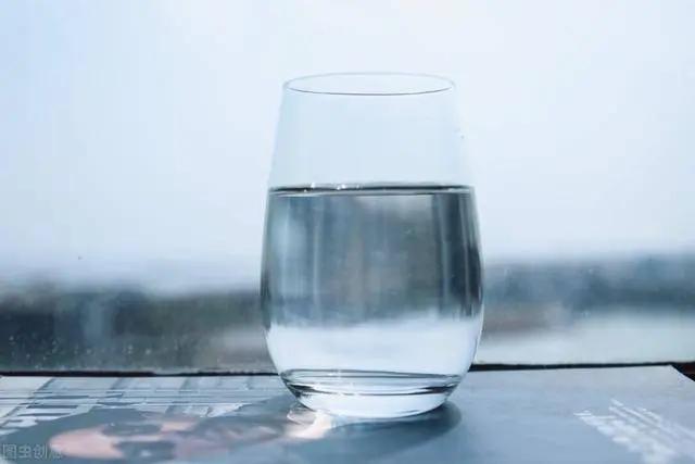 早晨起來 第一杯水喝什麼好？排名第一的不是鹽水 也不是蜂蜜水