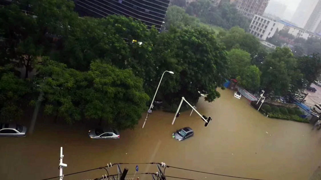 湖北宜昌城區水深超過一米。（推特圖片/喬龍提供）