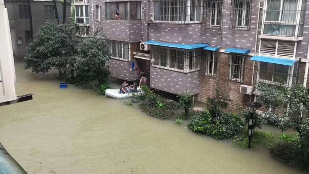 居民出門需要划船。（推特圖片/喬龍提供）