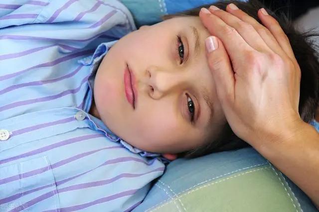 10歲小男孩查出胃癌離世 醫生得知原因 怒斥家長：不配做父母