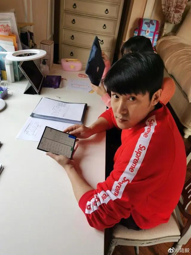 44岁陆毅也发福了?被路人偷拍 脸型圆润体格也胖一圈