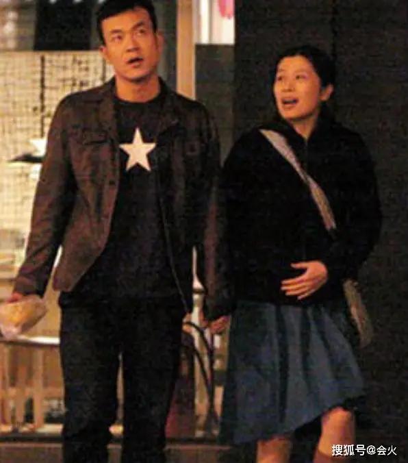 柏林影帝廖凡携妻与好友聚会 打扮低调似路人 妻子来头也不小