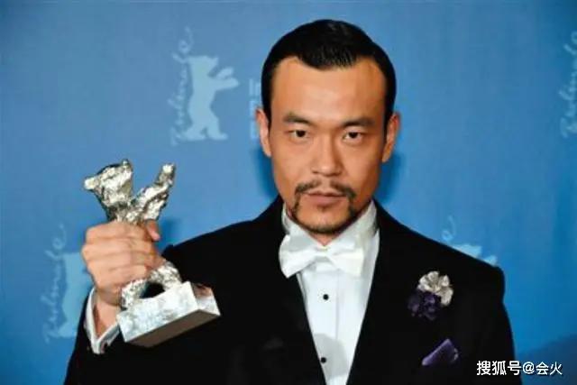 柏林影帝廖凡携妻与好友聚会 打扮低调似路人 妻子来头也不小
