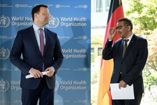 2020年6月25日，德國衛生部長詹斯·斯潘和世衛組織總幹事譚德塞在日內瓦世衛組織總部。