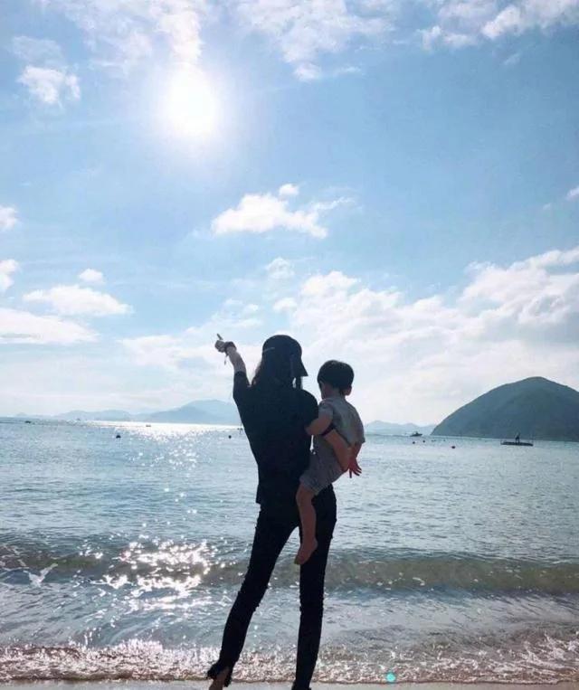 陪孩子也是罪?baby被粉丝指责不顾事业
