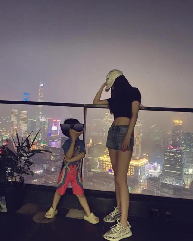 陪孩子也是罪?baby被粉丝指责不顾事业