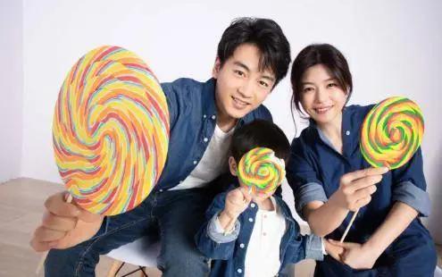 陈妍希卡点为陈晓庆生!3岁儿子小星星手拿棒糖罕见出镜