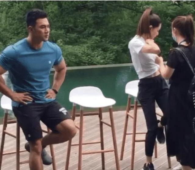 李若彤和男模合作拍广告 路透照被曝光