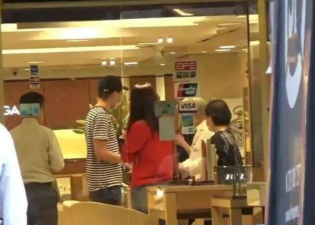 袁咏仪晒张智霖父子散步背影照 13岁魔童小腿太细成关注焦点