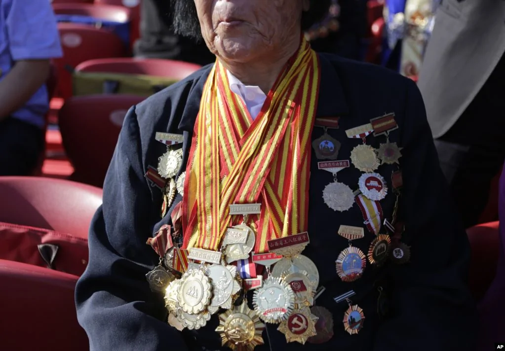 资料照：中国全国人大代表申纪兰展示她所获的奖章和勋章。（2015年9月3日）