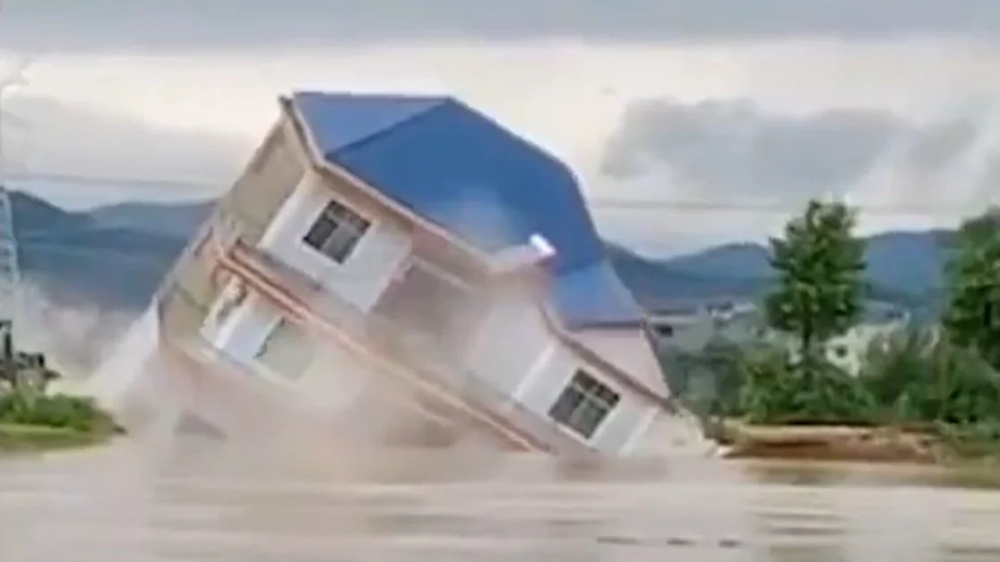 江西省上饶市鄱阳县的一些民房被洪水冲垮