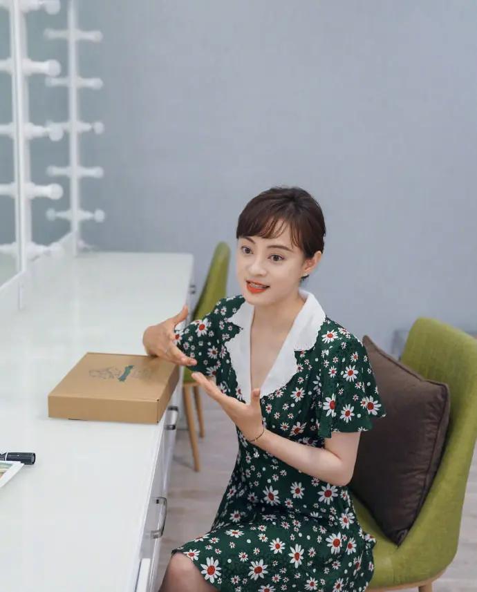 眼前一亮!孙俪久违长发造型曝光 穿碎花裙笑容温婉