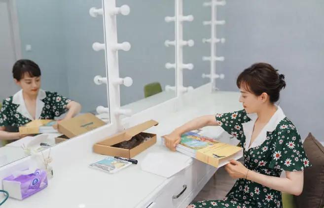 眼前一亮!孙俪久违长发造型曝光 穿碎花裙笑容温婉
