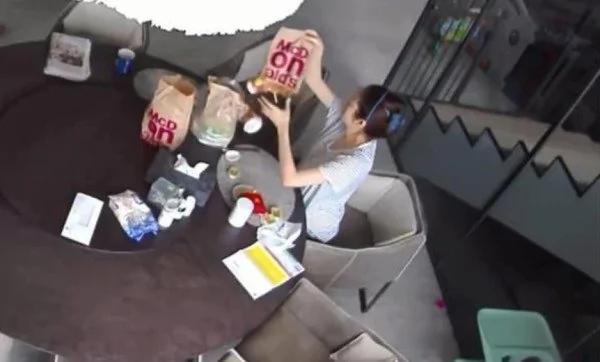 安以轩遭麦当劳热饮烫伤 意外遭小粉红攻击