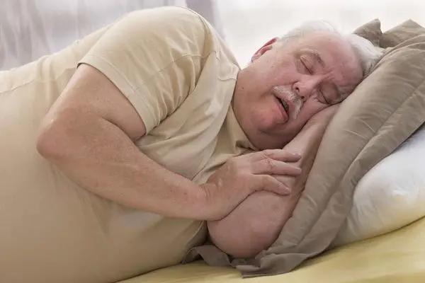 男人衰老 睡眠先知？睡覺出現4個特徵 提示你該保養身體了！