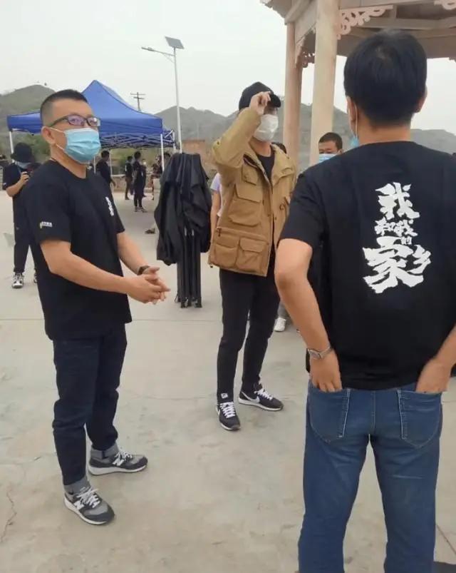 邓超晒自拍照被粉丝狂吐槽 胡子拉碴尽显沧桑 与孙俪反差太大