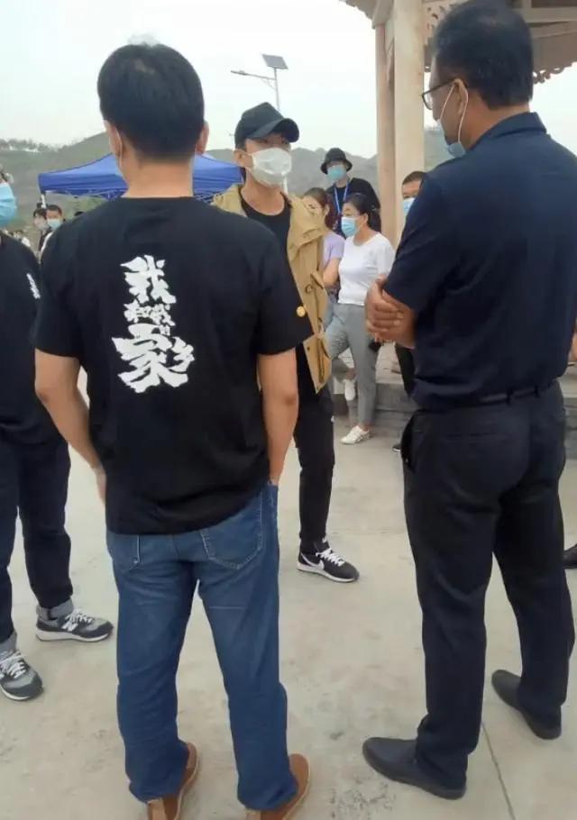 邓超晒自拍照被粉丝狂吐槽 胡子拉碴尽显沧桑 与孙俪反差太大