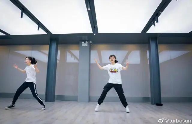孙俪晒同父异母妹妹近况 一起跳舞太相像!频曝光是想进娱乐圈?