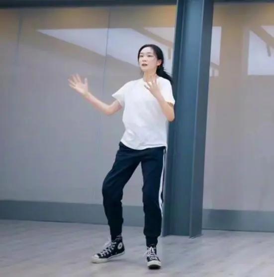 孙俪晒同父异母妹妹近况 一起跳舞太相像!频曝光是想进娱乐圈?