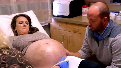女子誤以為懷雙胞胎，醫院產檢才知，肚子裏寶寶的數量打破了紀錄