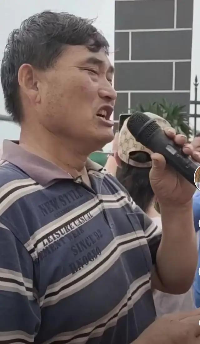 大衣哥耐心教村民唱歌 身后未建成小楼抢镜 唱歌干活两不误