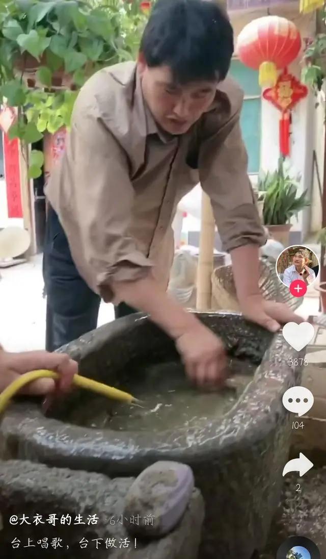大衣哥耐心教村民唱歌 身后未建成小楼抢镜 唱歌干活两不误