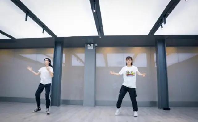 孙俪带儿女久违露面 等等“暴风抽高”到妈妈肩膀
