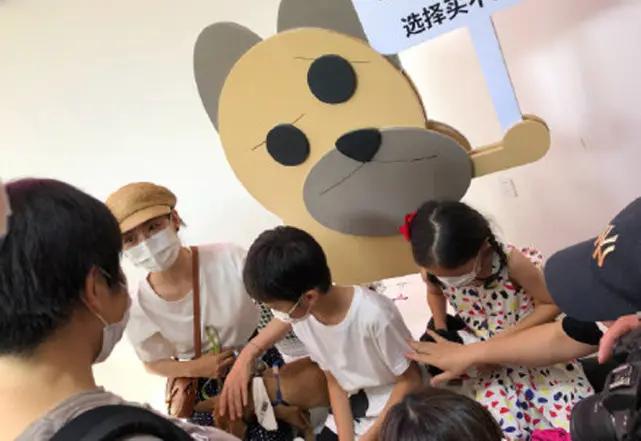 孙俪带儿女久违露面 等等“暴风抽高”到妈妈肩膀