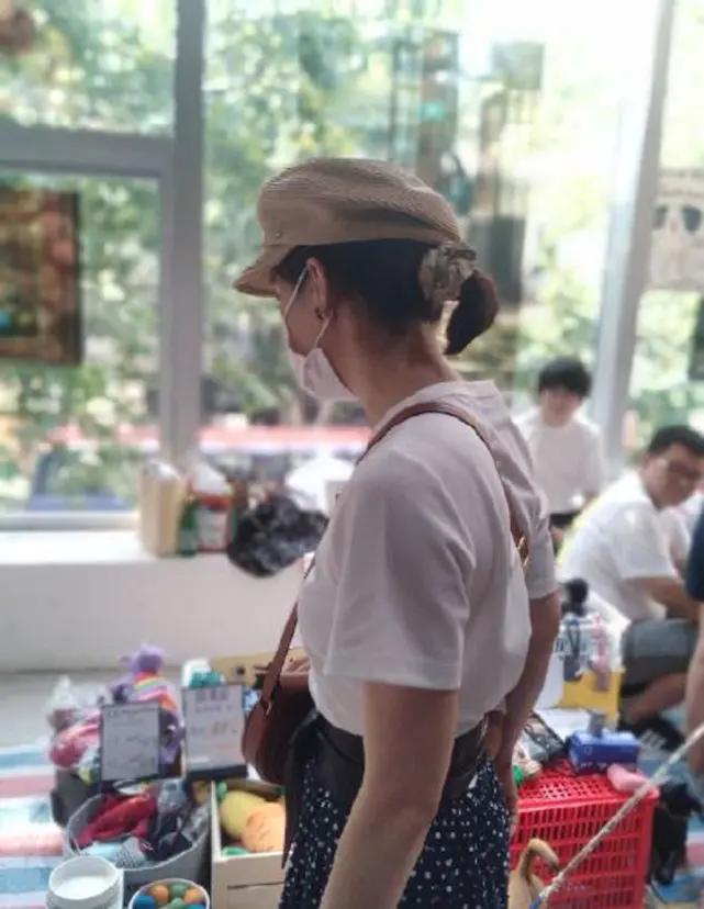 孙俪带儿女久违露面 等等“暴风抽高”到妈妈肩膀