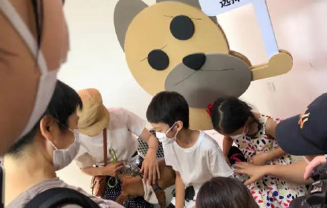 孙俪带儿女久违露面 等等“暴风抽高”到妈妈肩膀